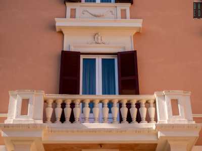 ...impreziosita da un balconcino colonnato e da decori in pietra